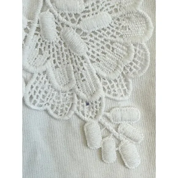 AKEMI + KIN Anthropologie Floral Embellished Women's Sz L White T-Shirt Top NWT - Picture 6 of 16